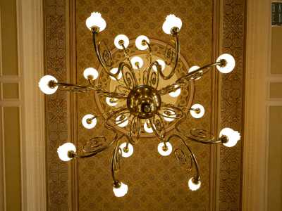 Dal soffitto, anch�esso arricchito da fitte fantasie floreali, cadono infine cinque lampadari a bracci in ottone e vetro